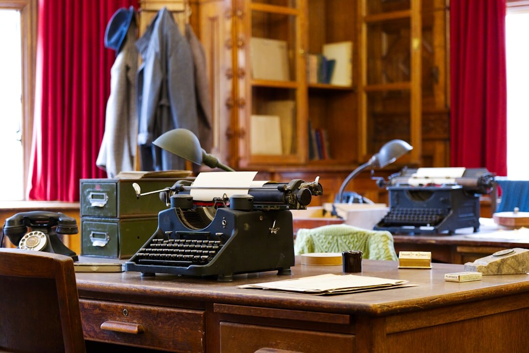 Bureau éditorial suisse avec objets publicitaires vintage