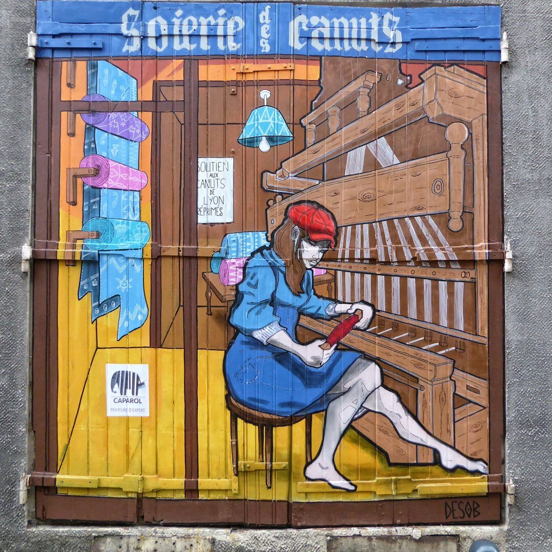 Équipe éditoriale suisse examinant des affiches publicitaires anciennes