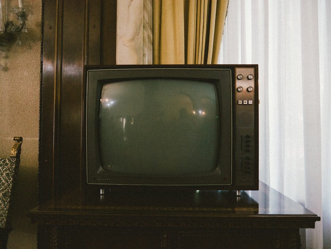 Régie de télévision vintage avec moniteurs et équipements des années 1980